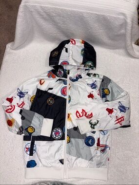 NBA White & Black All-Over Logo Hooded windbreaker jacket med 10/12